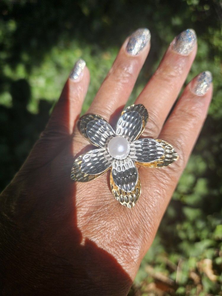 Cool Gold And Silver Flower Fashion Ring
