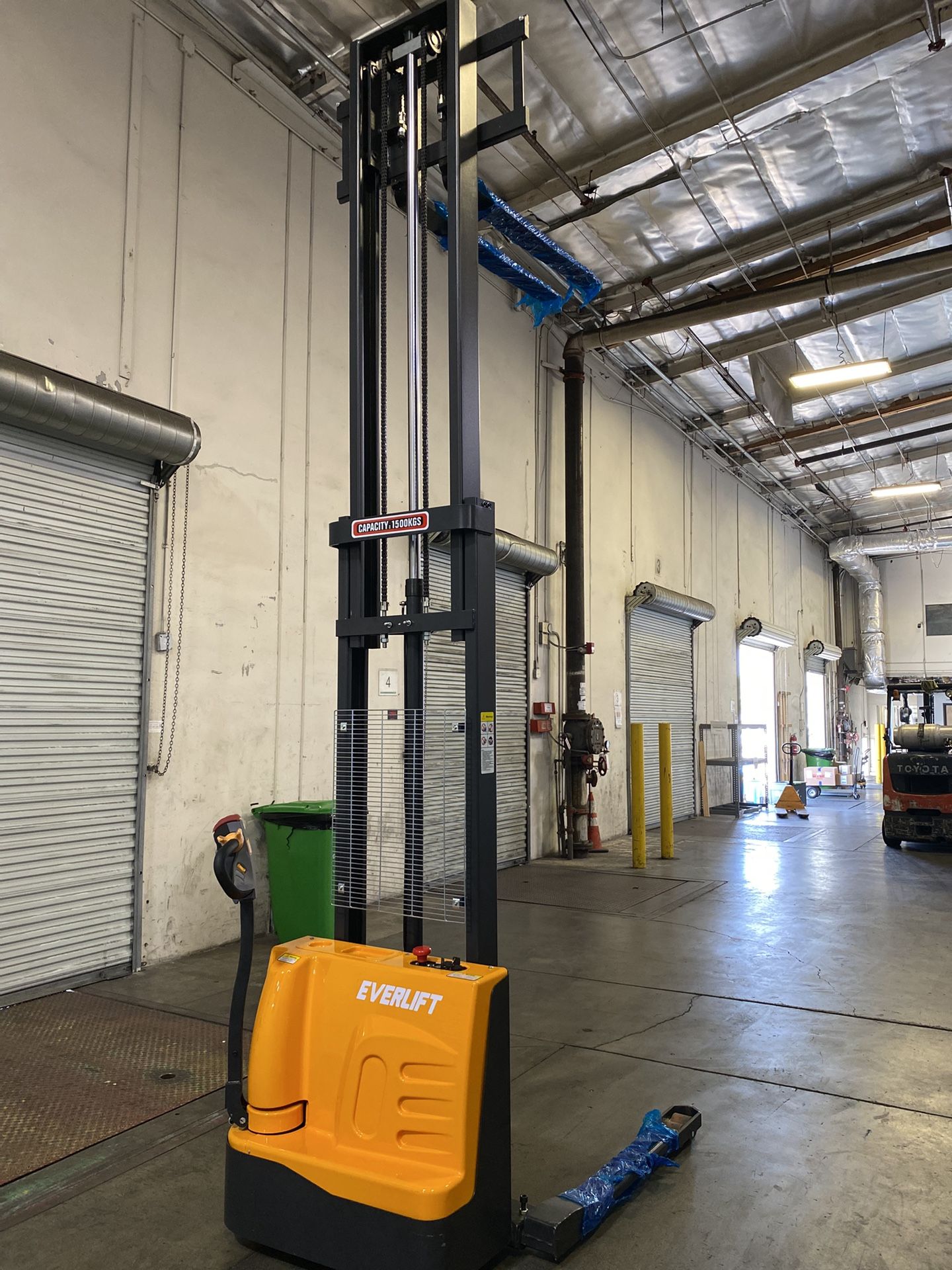High Lifting Pallet Stacker 135” Hight 3300lbs Full Electric Pallet Forklift