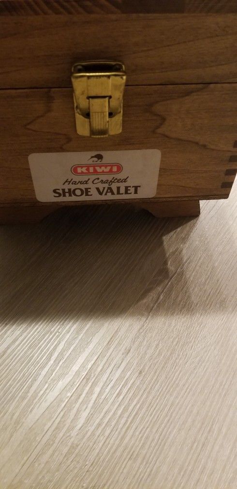 Kiwi Hand Crafted Shoe Valet