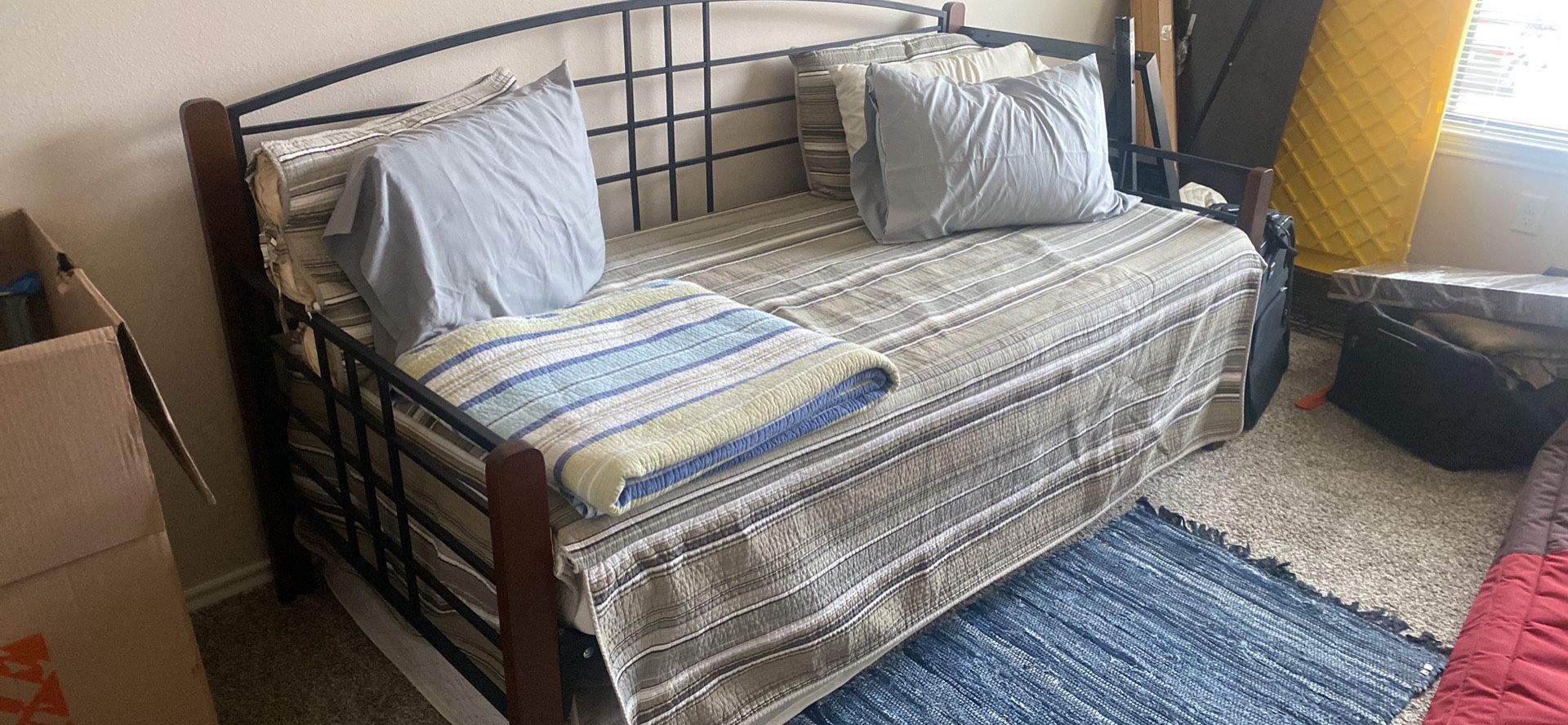 Twin Size Day Bed With 2 Beds