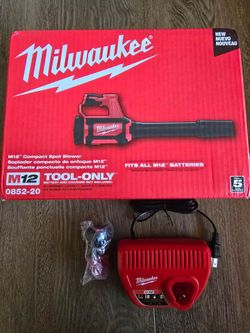 Milwaukee
Blower Cordless with 2.0 Ah Battery and Charger