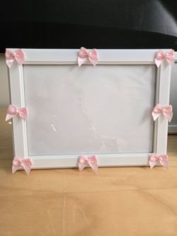1 5X7 HAND CRAFTED PINK BOW PICTURE FRAME IN WHITE.
