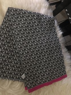 Michaels Kors scarf never used no tags pick up only