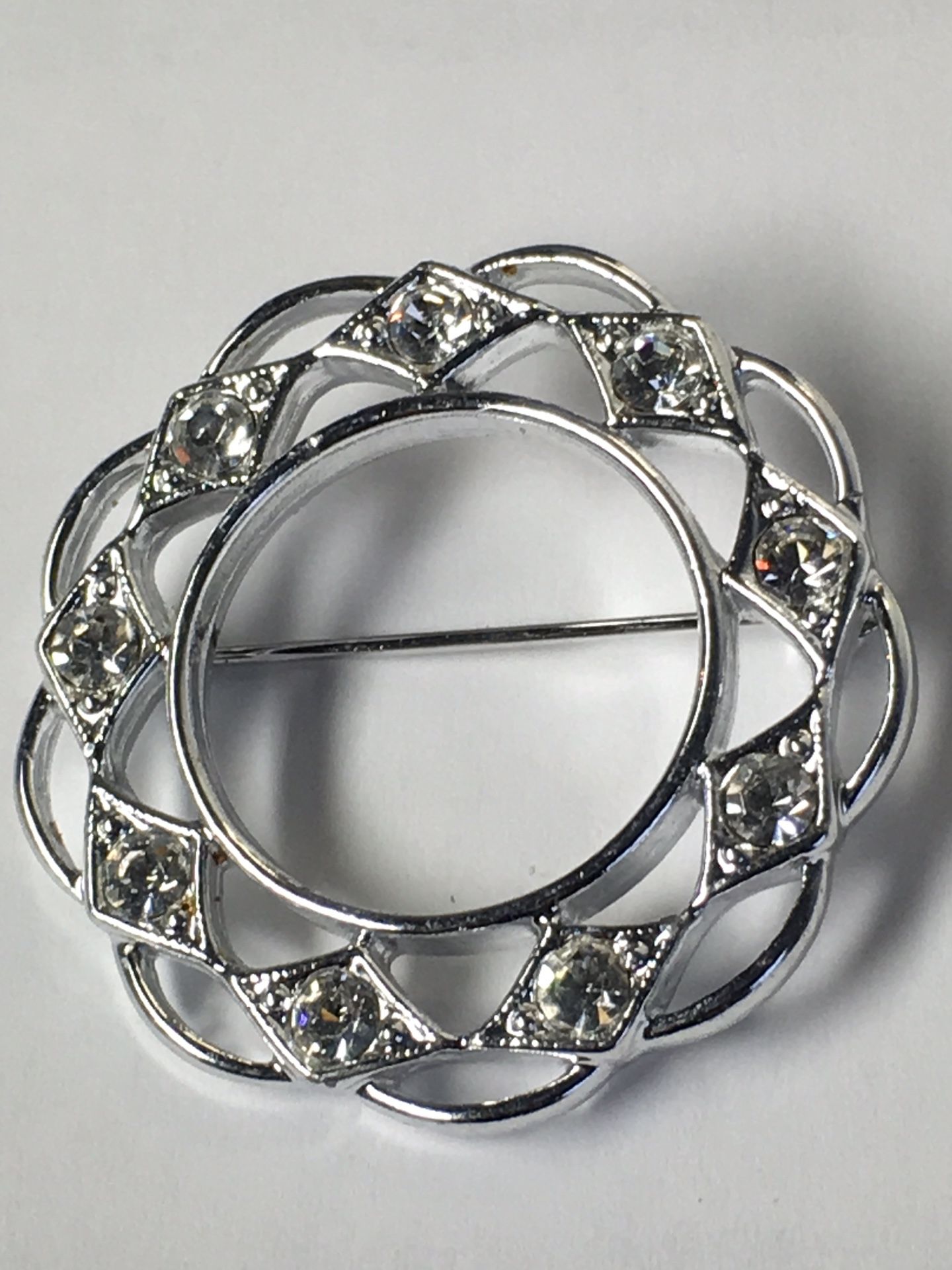 BEAUTIFUL SILVER TONE RHINESTONE BROOCH 🌸🌺🌸VINTAGE TO FASHION