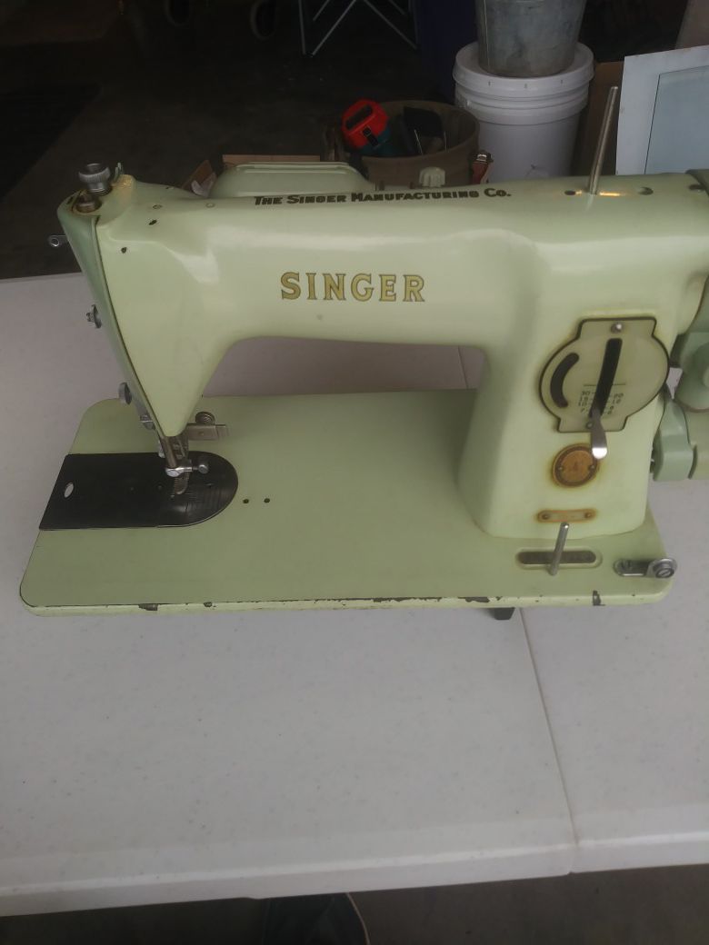 1950's Vintage Singer Green Sewing Machine w/ Case