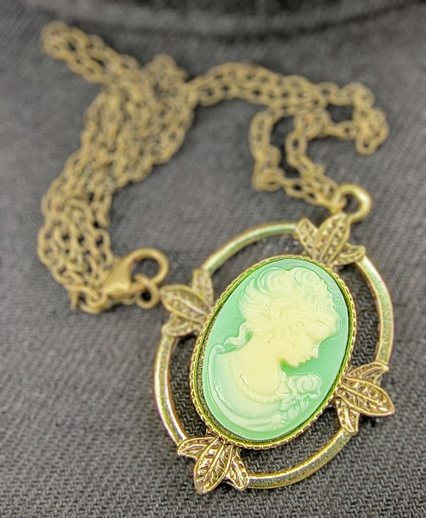 Antique Style Retro Vintage Inspired Green Cameo Pendant Bronze Look Necklace