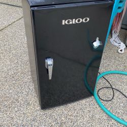 Mini fridge 
