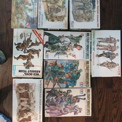 Military figures and trucks vintage new