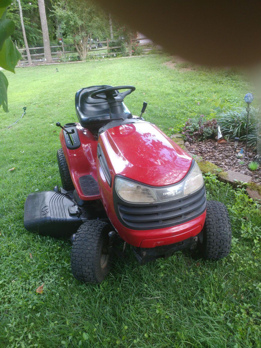 Craftsman Riding Mower Excellent Condition Get Ready to Mow the Lawn Effortlessly!