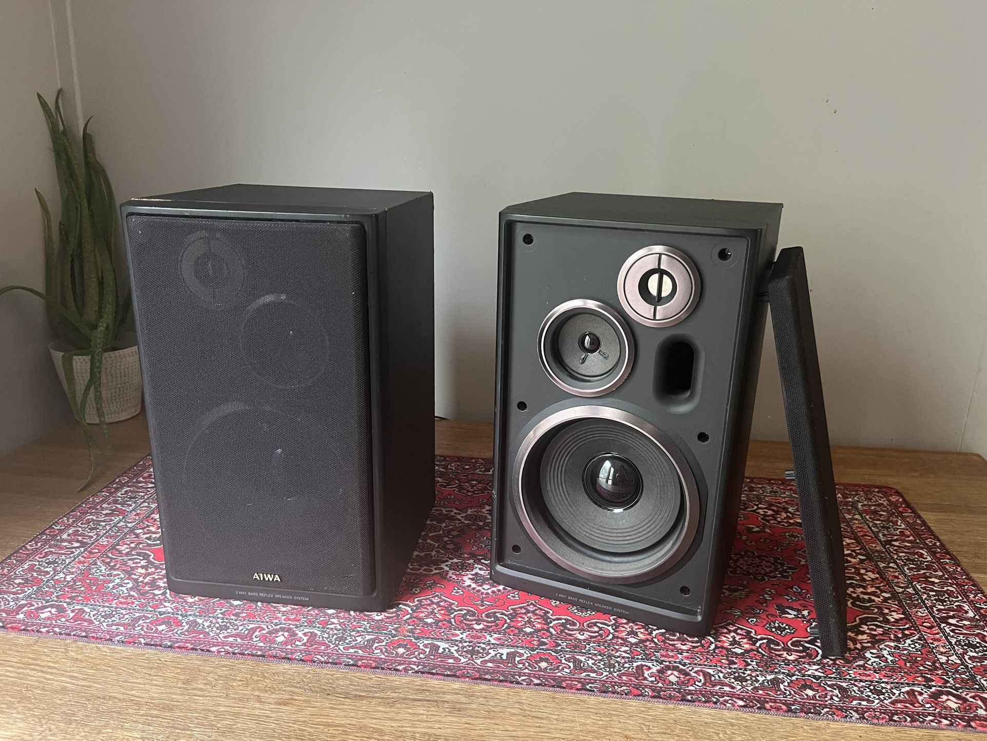 Aiwa 3 Way Bass Reflex Speaker System Black Speakers
