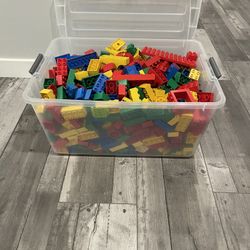 Lego Blocks - 684 PCs / 14 Pounds.  All In Excellent Condition - Plastic Tub Included 