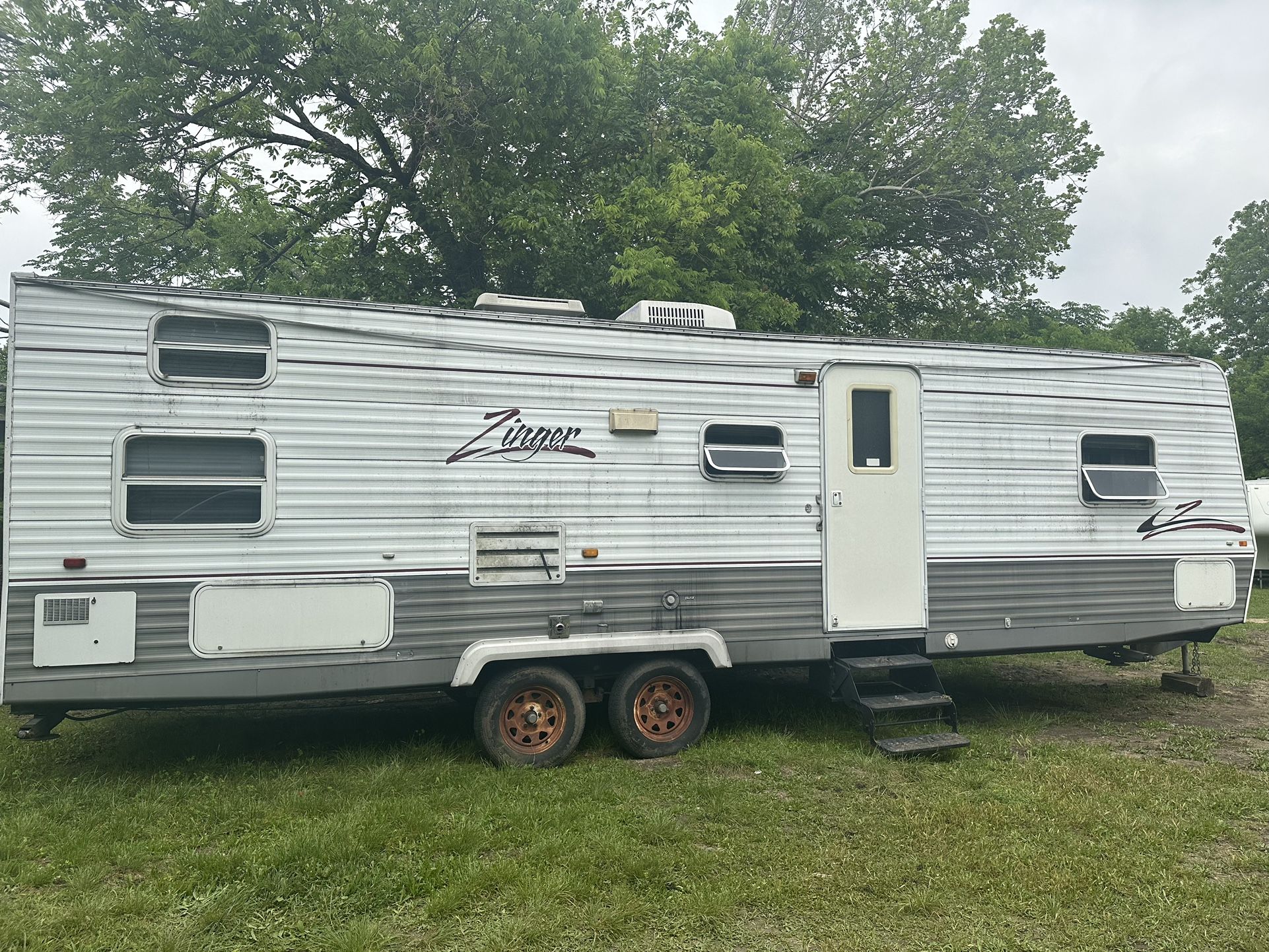 2006 zinger bumper pull 32 ft 1 super slide  Fully self-contained  Needs work Have water damaging  No title bill of sale Sleeps 9