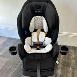 PRACTICALLY NEW NUNA EXEC CONVERTIBLE CAR SEAT!!