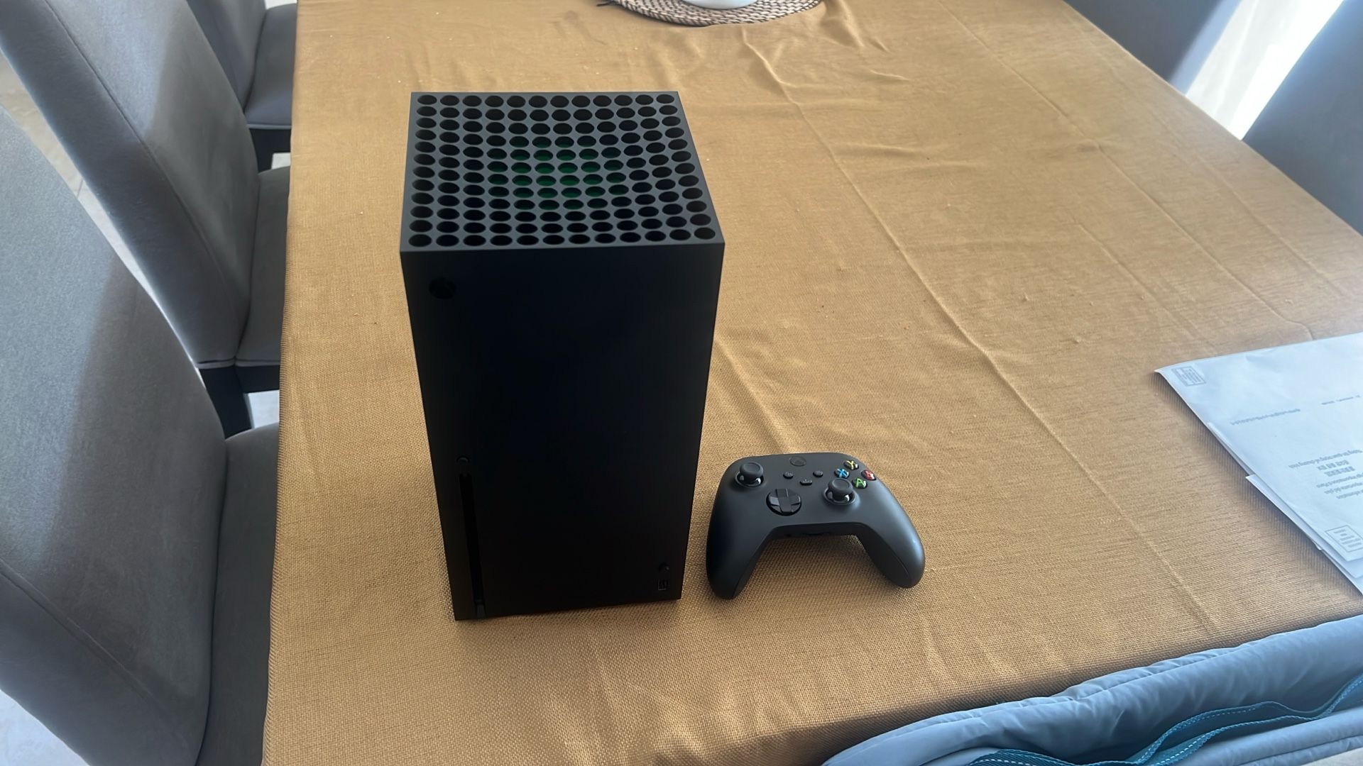 Selling XBOX SERIES X 1 TB (Controller & Power Supply included)