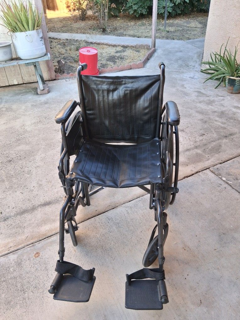 Full Size Wheelchair (Local sale Tulare Cash only)