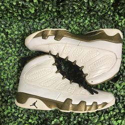 Size 11 Jordan 9 Statue