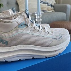 Hoka Kawana Mid Brand New 9.5 womens