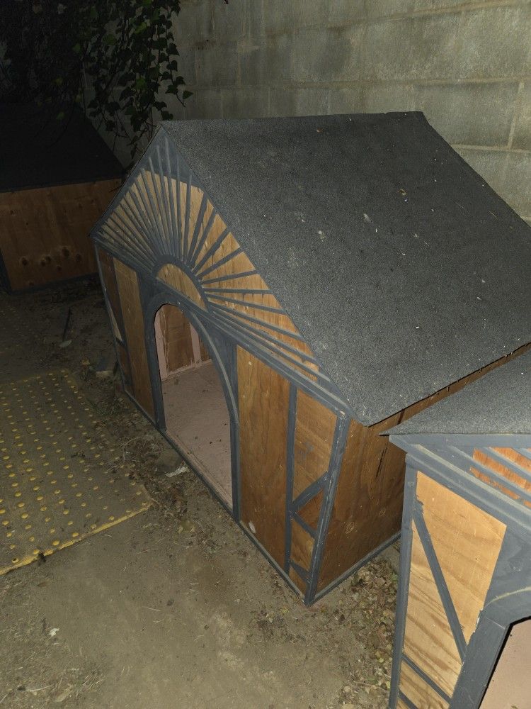 Large Dog House (Available)