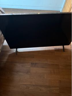 One TV LG in good condition with a box