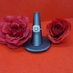 14KT  WHITE GOLD BAGGUETTE RING