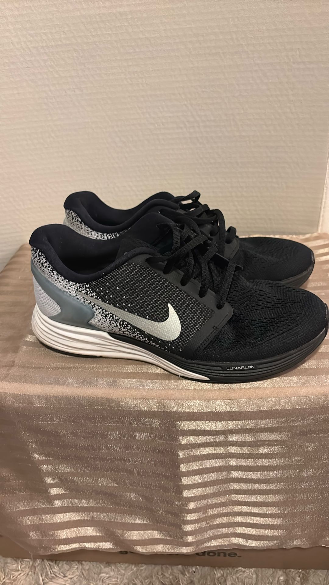 Nike Lunarglide 7 nearly new tennis shoes, worn no more than twice