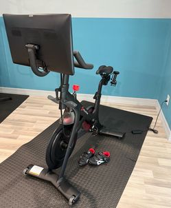 Peloton- excellent condition , like NEW