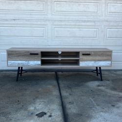 Small but chic, white and gray splash cabinet