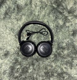 JBL Tune Bluetooth Wireless On-Ear Headphones - Black: USB-C Connection, built in mic (USED)