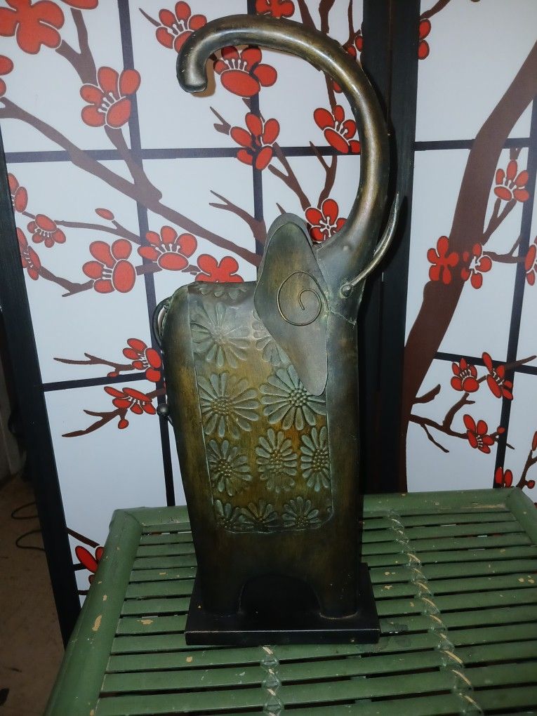 METAL ELEPHANT SCULPTURE FIGURINE