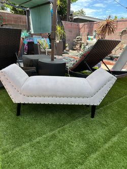 Gorgeous Soft Bench With Nail Button Trim