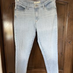 Women’s Levi 711 Jean