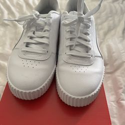 Like New White Pumas Soft Foam Size 8 1/2