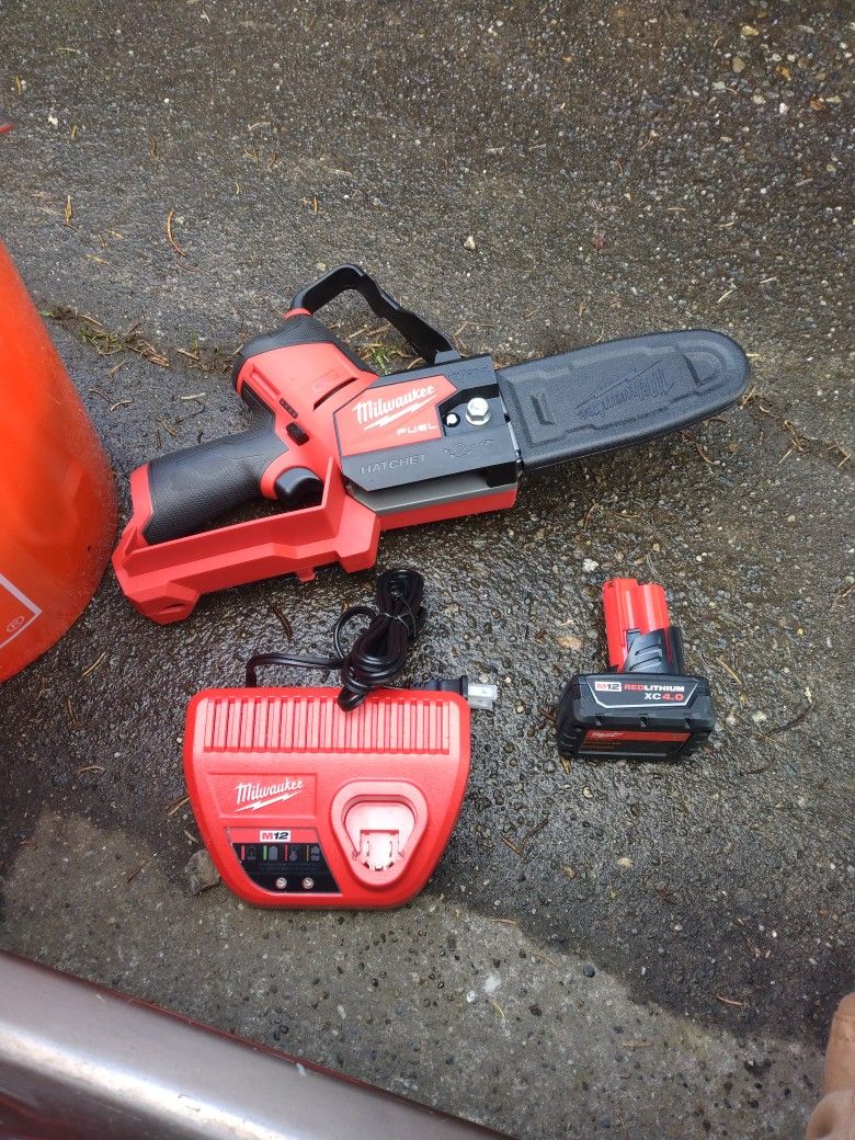 Milwaukee M12 Hatchet Chainsaw