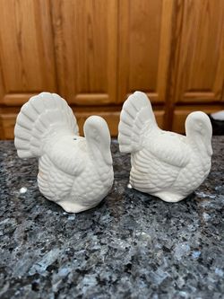Vintage Porcelain Ceramic Thanksgiving White Turkey Pair of Salt and Pepper Shakers. Size approximately 3 1/2 inches tall. Preowned never used. Had