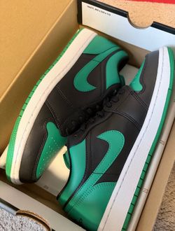 Black green n white size M10