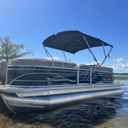 2022 Suntracker Party Barge 22dlx
