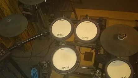 Electronic drum set