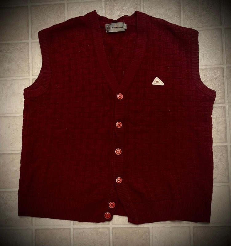 MONTECARLO COLLECTION, Magna Wool, Man's Sweater Vest ;  V-Neck Pullover. Color: Burgundy. Size: XL. Excellent Condition! 