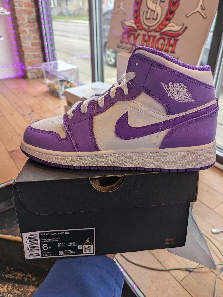 Jordan 1 Mid Purple/White Size 6y