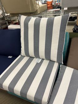 NEW set of 4 cushion and pillows for patio set