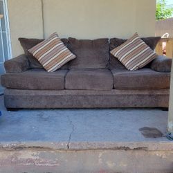  SILLÓN GRANDE LIMPIO EN BUEN ESTADO EN CENTRO DE PHOENIX CRUZANDO 7 AVENIDA Y GRAN AVENIDA 