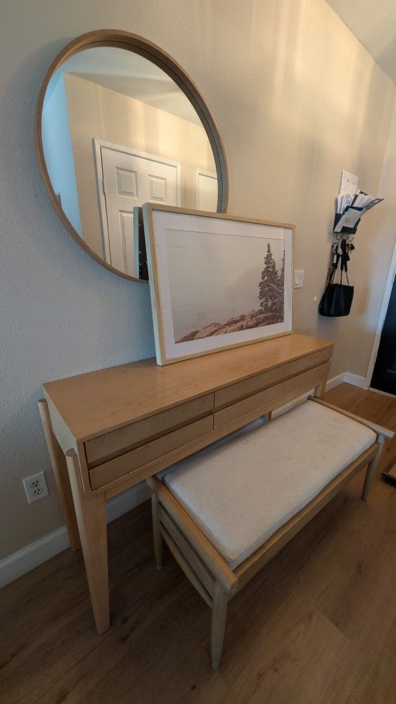Entry Table /Mirror /Bench
