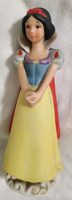 Disney Snow White Porcelain Figurine 5-1/4"