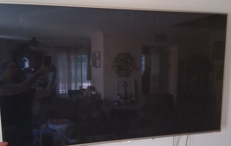 Samsung Smart TV 65in + Mount and Remote Control