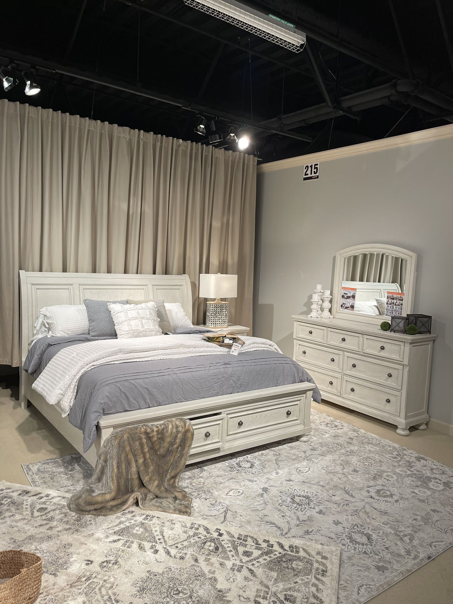 3 PCS QUEEN BEDROOM SET: QUEEN BED, NIGHTSTAND, DRESSER
