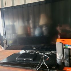 30" LCD TV With Roku Stick & DVD Player