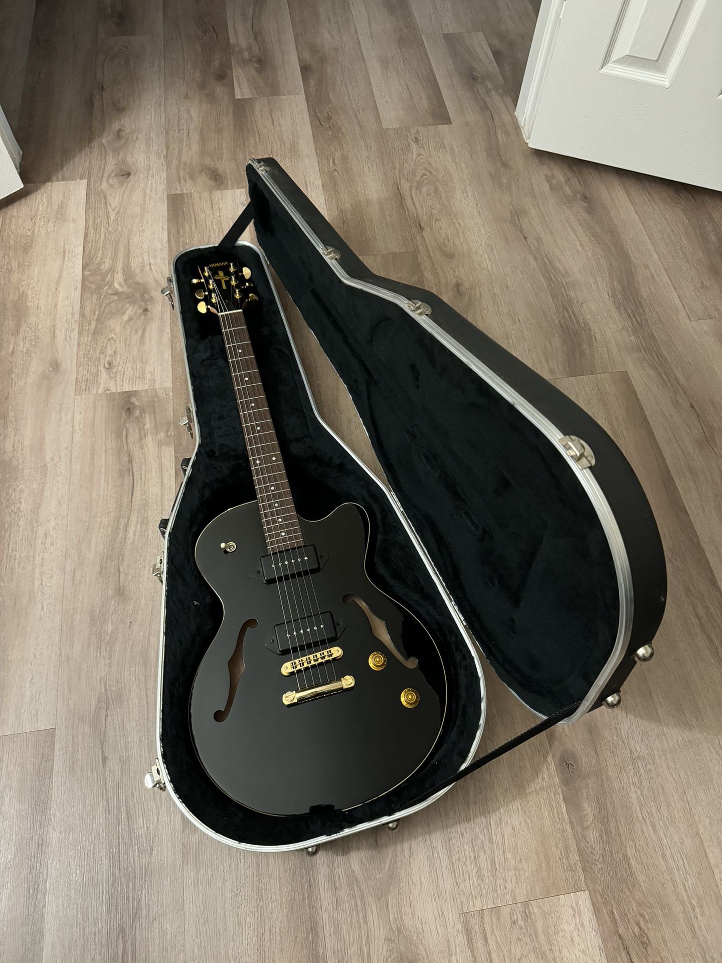 Yamaha AEX 502 Semi Hollow Electric Guitar