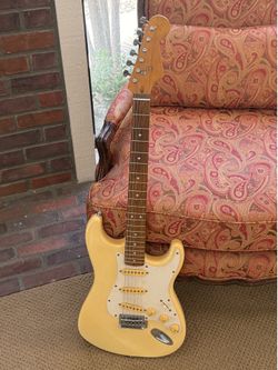 Squier Mini Fender Electric Guitar – Color cream w/ case