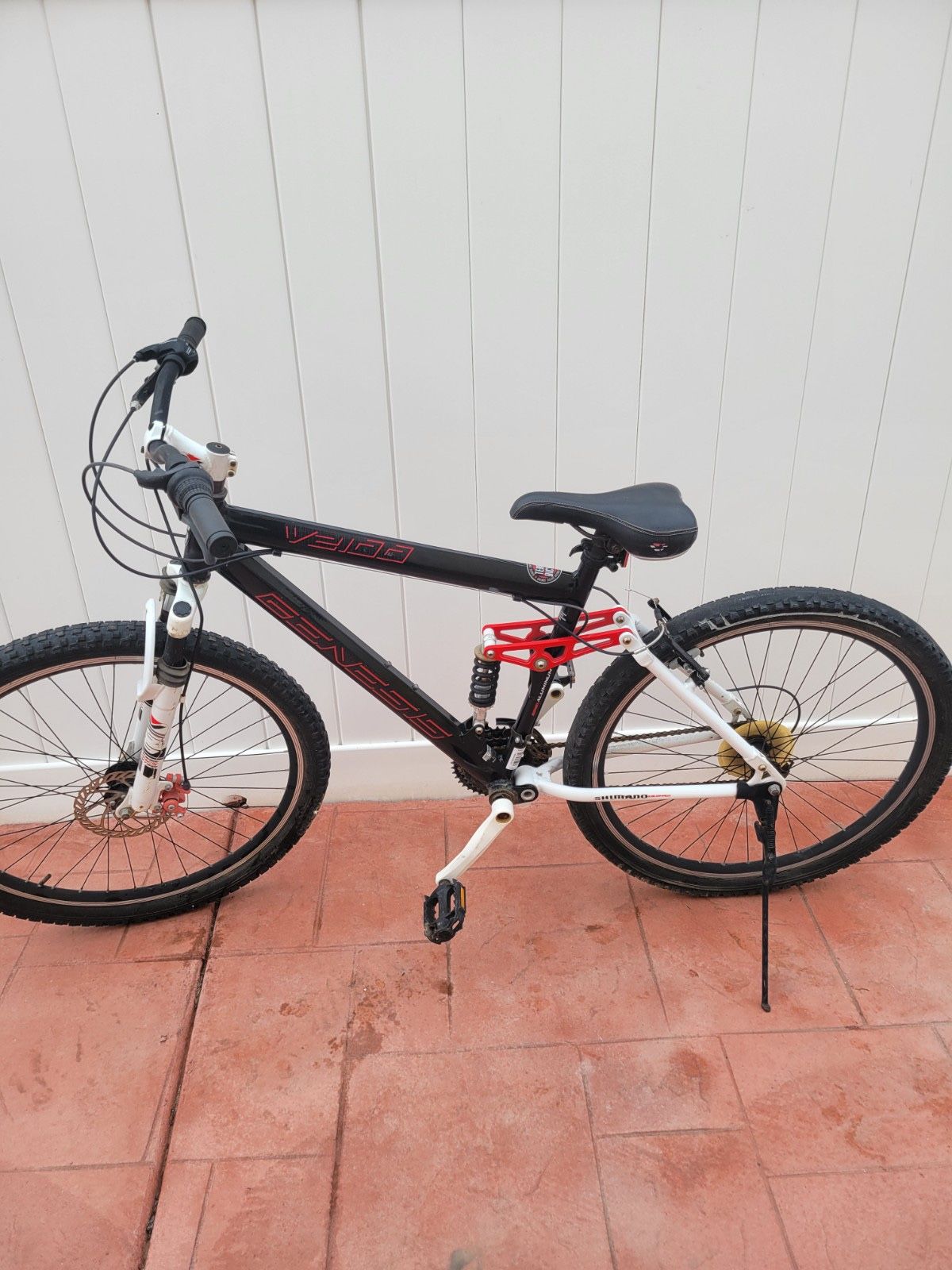 Genesis V2100 Mountain Bike