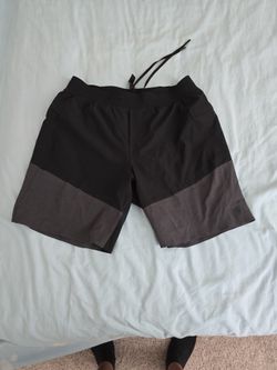 Lululemon Train To Beach Short 8" Large